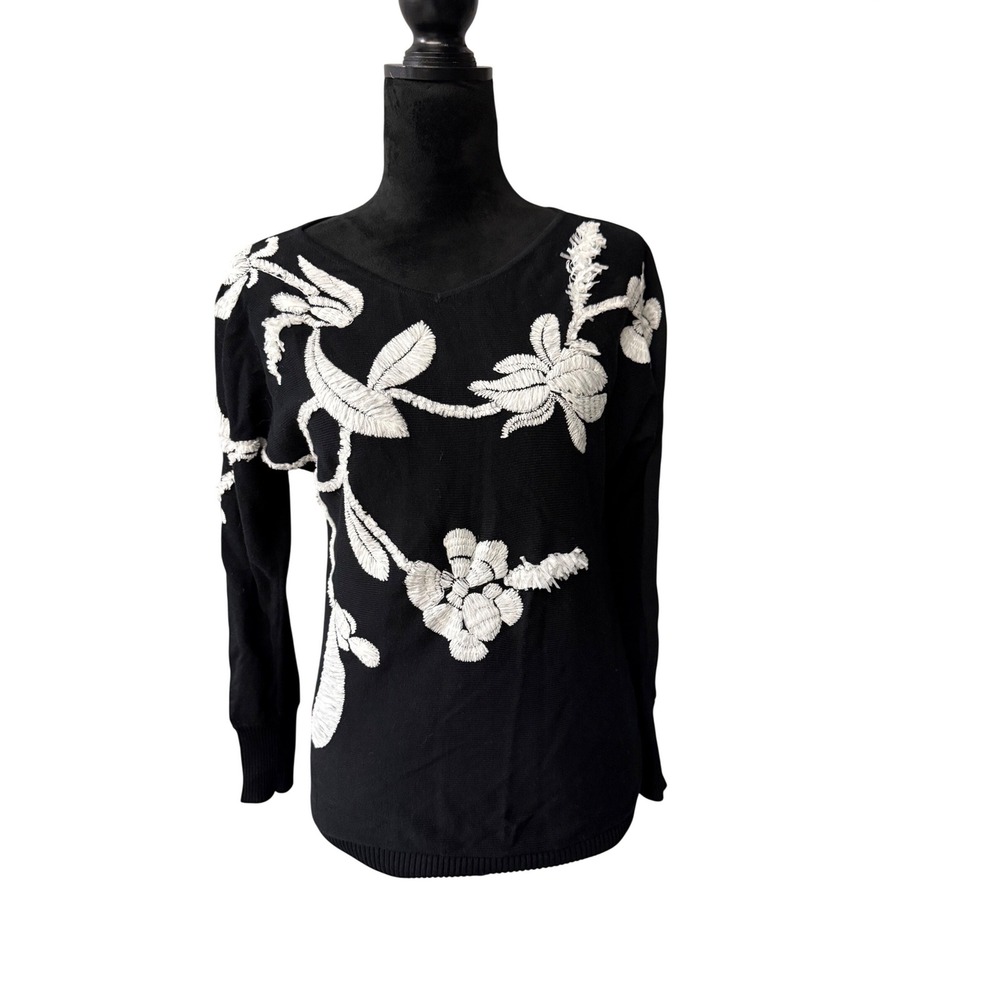 Chicos Black and‎ White VNeck Sweater White Floral Embroidery Cotton Rayon Sz XS